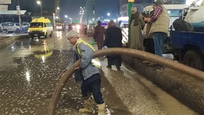 سكرتير مساعد أسيوط تتابع شفط مياه الأمطار بمراكز أبنوب والفتح وشرق وغرب