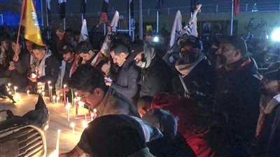 وقفة بالشموع.. أنصار الحشد الشعبي بالعراق يحيون ذكرى اغتيال سليماني