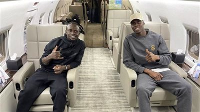 ميندي وماني في طائرة خاصة.. في الطريق إلى كأس الأمم الأفريقية 