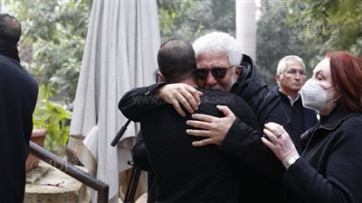 انهيار شقيق إبراهيم حجازي خلال مراسم تشييع الجثمان بمسجد الفاروق | فيديو