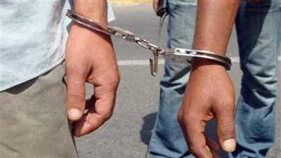 ضبط شخصين بتهمة خطف هواتف وحقائب السيدات بالزيتون