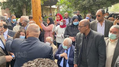 الحزن يسيطر على رجائي عطية في جنازة نجلته | فيديو وصور 