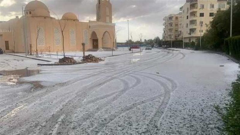 نزول الثلوج علي البحر