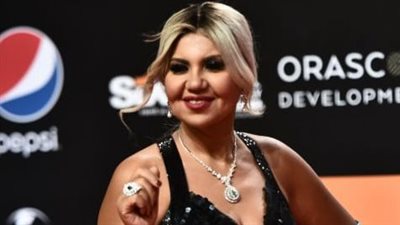 موقف محرج لـ بوسي شلبي بسبب دلال عبد العزيز 