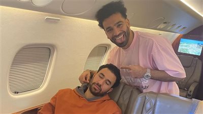 محمد صلاح ينشر صورة طريفة لـ تريزيجيه على الطائرة
