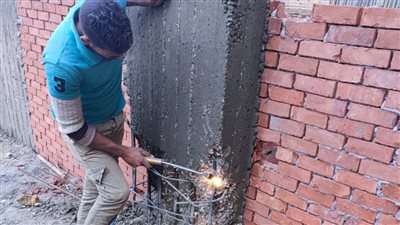 شاهد لحظة إزالة مخالفات بناء بأبراج تحت الإنشاء بكعبيش | صور وفيديو