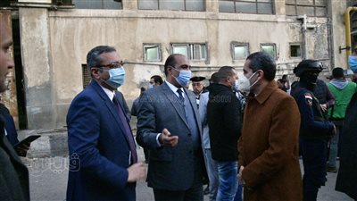  لحظة وصول محافظ الغربية لموقع انهيار سقف مصنع غزل بالمحلة و٧ عمال مصابين |فيديو