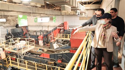 وزيرة البيئة تتفقد وحدة معالجة مياه الصرف الصناعى لإحدى شركات البلاستيك