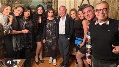 نجوم الفن يحتفلون بعيد ميلاد إلهام شاهين.. ومنير وهاني شاكر يشعلان الحفل | فيديو