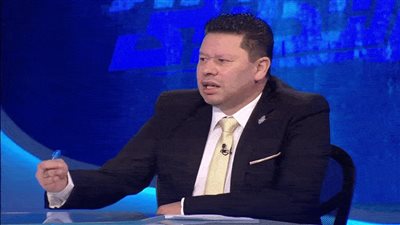 رضا عبد العال يقتحم الاستوديو احتفالا بأبطال اليد.. وممدوح هاشم يهديه ميدالية أفريقيا