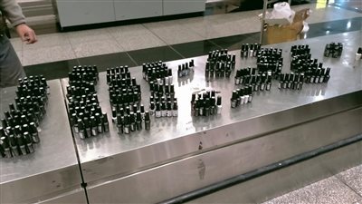 حاول يتذاكى.. إحباط محاولة تهريب مستحضرات تجميل داخل حقيبة تركها راكب بمطار القاهرة