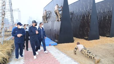 وزير الدفاع يتفقد عددا من الأنشطة التدريبية للطلبة بالكلية الحربية