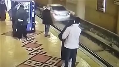 أصاب الركاب بالذهول.. لحظة اقتحام سيارة محطة مترو| فيديو 