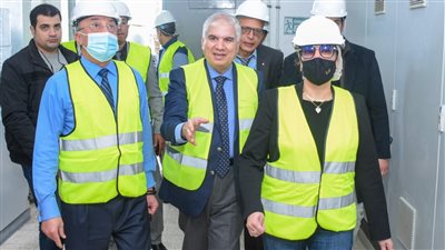 محافظ الإسكندرية ووزيرة البيئة يتفقدان عددا من المنشآت الصناعية 