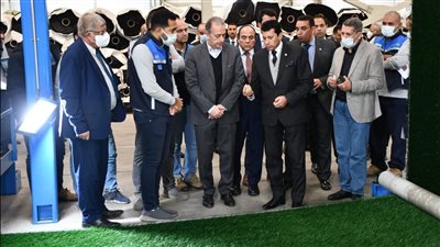 وزير الشباب والرياضة يتفقد مصنع النجيل الصناعي | صور