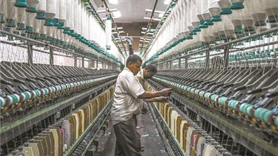 منح إجازة لعاملي مصنع نسيج النصر للصباغة والتجهيز بالمحلة بعد سقوط السقف