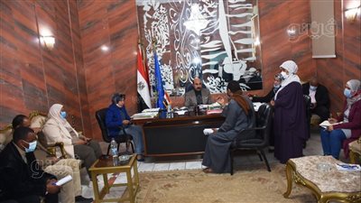 محافظ أسوان يستمع لمطالب المواطنين.. ويعطى توجيهاته للمسئولين بالتدخل السريعl صور