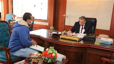 محافظ سوهاج ونائبه يلتقيان عددًا من المواطنين لبحث مطالبهم وحل شكواهم