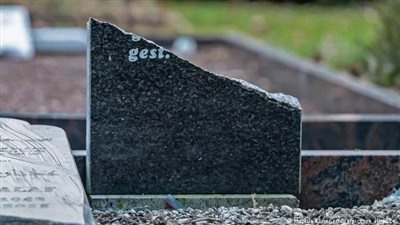 العداء للإسلام ينتهك حرمة الموتى.. تخريب قبور المسلمين في ألمانيا |صور 