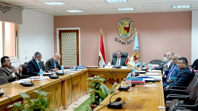 لجنة اختيار القيادات بجامعة سوهاج تلتقي المرشحين لشغل وظائف مديري العموم