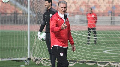 محاضرة فنية للاعبي المنتخب بعد وجبة الإفطار 