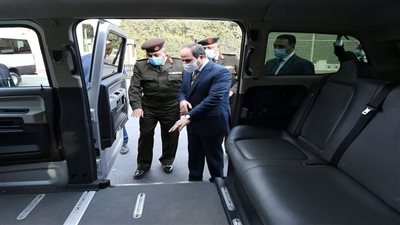 السيسي يتفقد عددا من المركبات متعددة الاستخدام والتي تعمل بالغاز الطبيعي والكهرباء