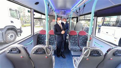  السيسي يتفقد نموذجًا لإحدى المركبات المخصصة للعمل مع ذوي الهمم وتعمل بالغاز الطبيعي