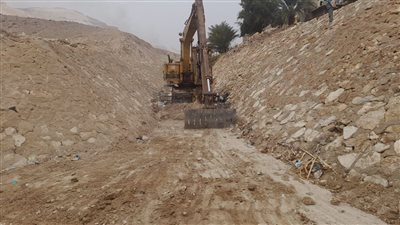 مراجعة دورية وإزالة للعوائق في حجوزات مخرات السيول بأسيوط 