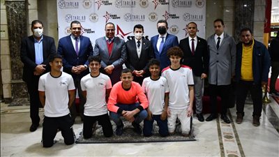 قبل خوضهم معايشة بأوروبا.. أشرف صبحي يلتقي مواهب المشروع القومي للكرة