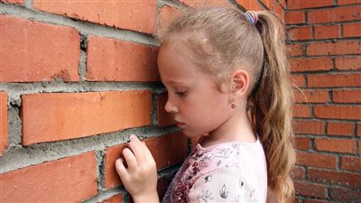 يصيب 2٪ منهم.. علامات إصابة طفلك بالاكتئاب وطرق العلاج