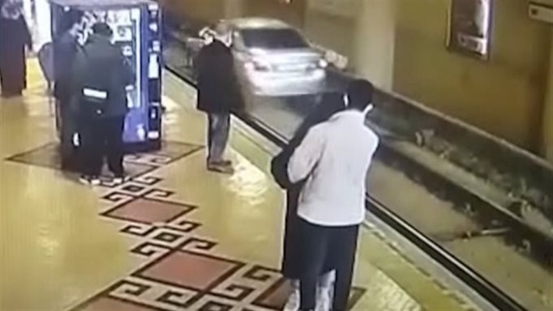 سائق سيارة يقتحم