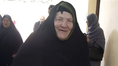 انتخابات النواب، سيدة سبعينية تدلي بصوتها على مشاية بلجنة طبهار بالفيوم