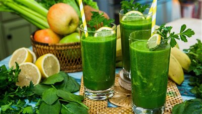 6 وصفات طبيعية لعصائر تقوّي الشعر في الشتاء