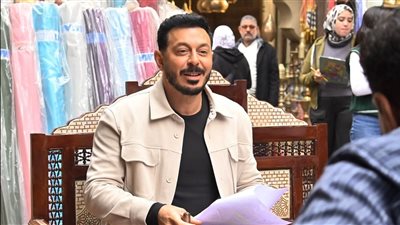 مصطفى شعبان وطاقم 