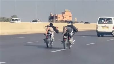 كارثة على طريق الضبعة، حركات متهورة وسرعة جنونية لشباب بالموتوسيكلات (فيديو)