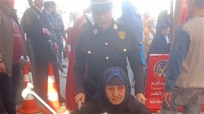  الشرطة النسائية تساعد عجوزا بكرسي متحرك على التصويت في الفيوم