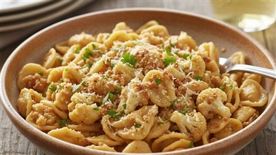 طريقة عمل مكرونة بالقرنبيط المشوي والجبنة، وصفة لذيذة اقتصادية ومشبِعة