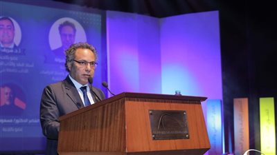 الدكتور أحمد زايد يسلم جوائز 