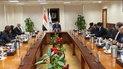 عمرو طلعت يعقد اجتماعا مع لجنة صناعة الاتصالات بتشكيلها الجديد