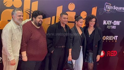  أسماء جلال وآسر ياسين يحتفلان بعرض فيلم “إن غاب القط” (فيديو)