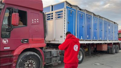 الهلال الأحمر يرسل 207 آلاف سلة غذائية و30 ألف قطعة ملابس شتوية إلى غزة 