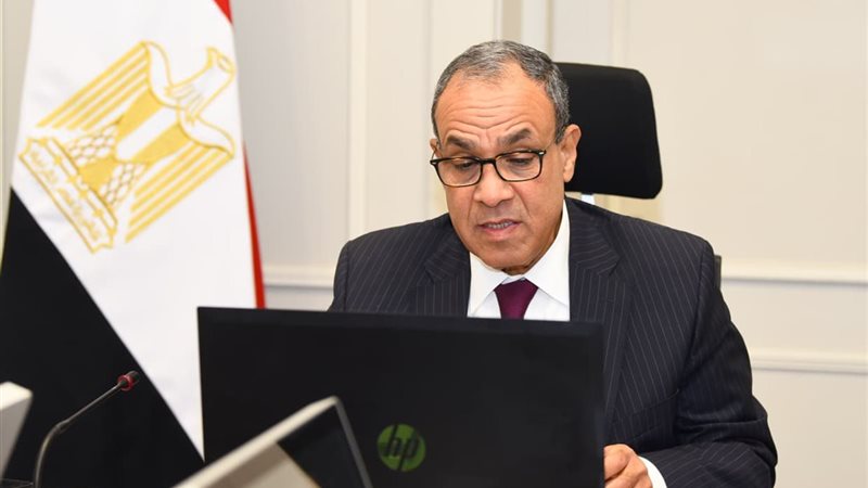 الدكتور بدر عبد العاطى