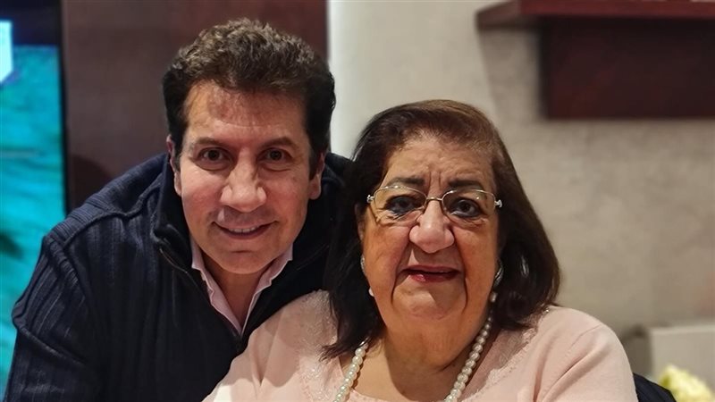 هاني رمزي ووالدته،