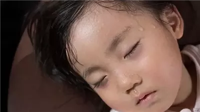  أسباب التعرق الزائد عند الأطفال ومتى يكون مقلقا؟