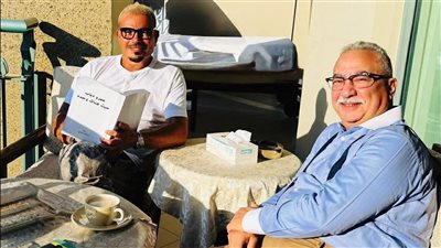 الهضبة يلتقي إبراهيم عيسى لمراجعة رواية 