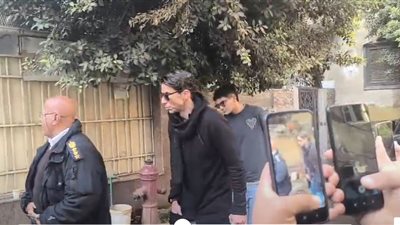 دخول علي جبر جنايات شبرا الخيمة لمؤازرة رمضان صبحي قبل النطق بالحكم بقضية التزوير (فيديو)