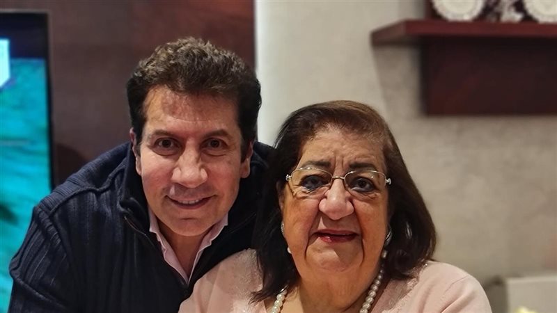 هاني رمزي ووالدته،