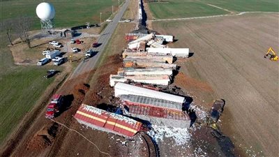 انقلاب 31 عربة قطار محملة بمواد كيميائية خطرة في أمريكا (فيديو)