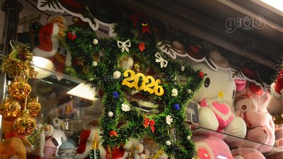 هدايا رأس السنة 2026، بابا نويل وبلالين الاسكاى تريندات (فيديو وصور)