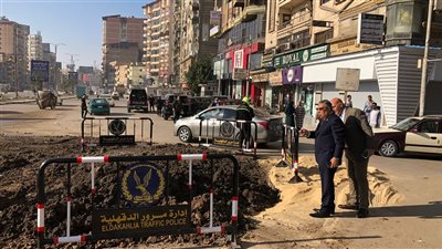 محافظ الدقهلية يتفقد أعمال إصلاح تسرب بخط مياه في شارع قناة السويس 